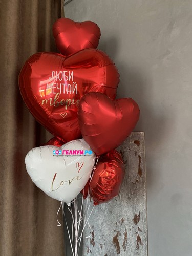 Связка красно белых сердец