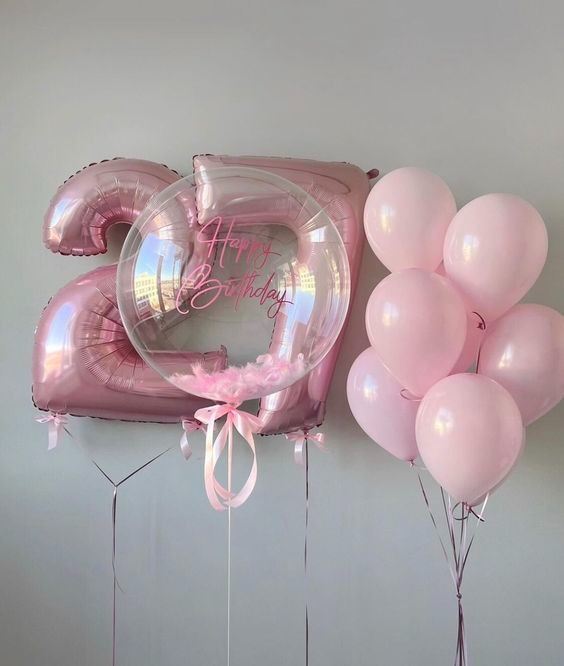 Набор шаров с цифрами и шар с перьями