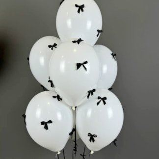 Фонтан белых шаров 5 шт с бантиками