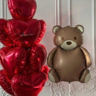 Фонтан красных сердец с медведем