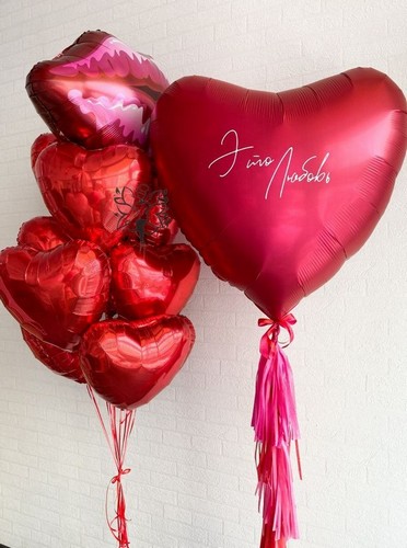 Набор шаров для девушки с губами и сердцами