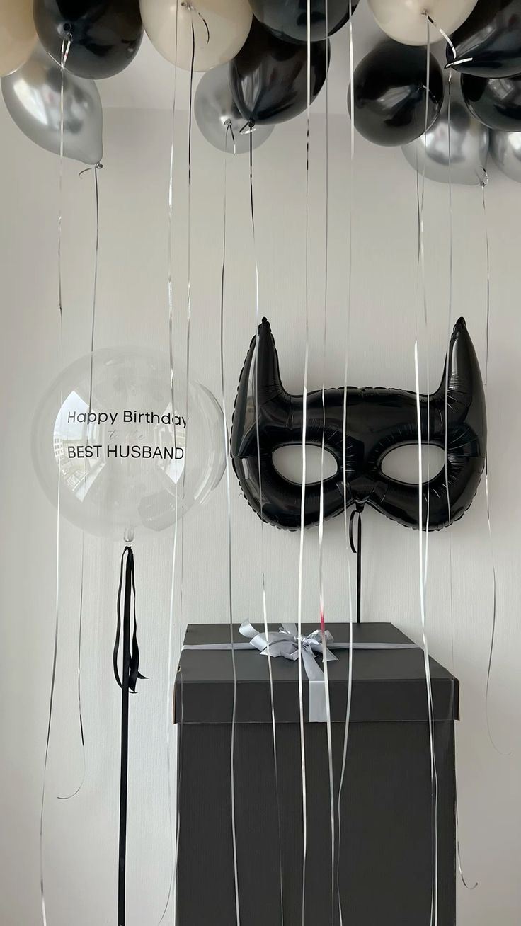 Шары чёрные с коробкой маска бэтмен