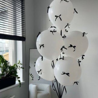 Связка шаров белых с бантиками чёрными