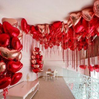 Оформления шарами красные сердца и розовое золото