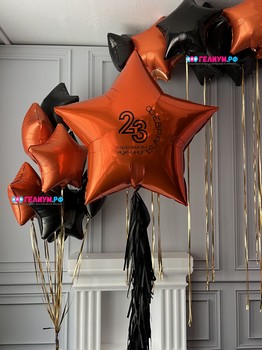 Шары чёрные и оранжевыена 23 февраля с большой звездой