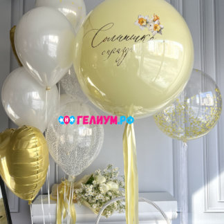 Большой зеркальный шар с надписью и фонтан шаров