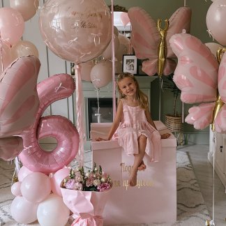 Шары девочке розовые и пыльная роза с бабочками